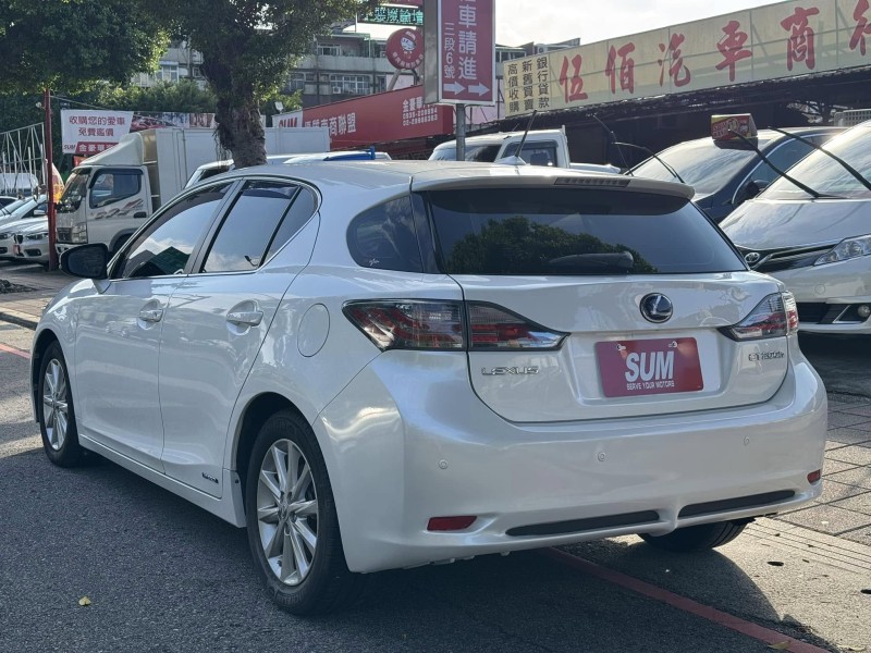 Lexus  CT200H 金鑽店~CT200h 白 油電混合 1.8 省油省稅 主要配備有，循跡防滑 免鑰啟動車門鎖 定速 光感應頭燈 感應雨刷 10安 方向盤快控鍵 分區恆溫空調 駕駛座電動座椅 雙前座電熱椅 LED日行燈 尾燈 等多項配備！ | 新北市汽車商業同業公會｜TACA優良車商聯盟｜中古、二手車買車賣車公會認證保固