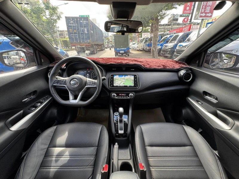 Nissan  Kicks 金鑽店~ Kicks 1.5 智行旗艦版 主要配備有 車道偏離警示 車道變換輔助 AEB自動緊急煞車 遠光燈自動控制 胎壓監控 斜坡起步輔助 循跡防滑 6安 免鑰啟動車門鎖 定速 倒車影像輔助 360度環景影像 光感應頭燈 電動摺疊後視鏡 選配前後行車記錄器 導航 Apple CarPlay 恆溫空調 粉塵過濾器 LED頭燈 車頂行李架 空力套件 等超多項配備！ | 新北市汽車商業同業公會｜TACA優良車商聯盟｜中古、二手車買車賣車公會認證保固