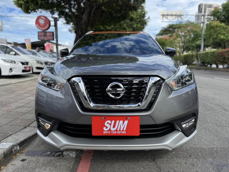 Nissan  Kicks 金鑽店~ Kicks 1.5 智行旗艦版 主要配備有 車道偏離警示 車道變換輔助 AEB自動緊急煞車 遠光燈自動控制 胎壓監控 斜坡起步輔助 循跡防滑 6安 免鑰啟動車門鎖 定速 倒車影像輔助 360度環景影像 光感應頭燈 電動摺疊後視鏡 選配前後行車記錄器 導航 Apple CarPlay 恆溫空調 粉塵過濾器 LED頭燈 車頂行李架 空力套件 等超多項配備！ | 新北市汽車商業同業公會｜TACA優良車商聯盟｜中古、二手車買車賣車公會認證保固