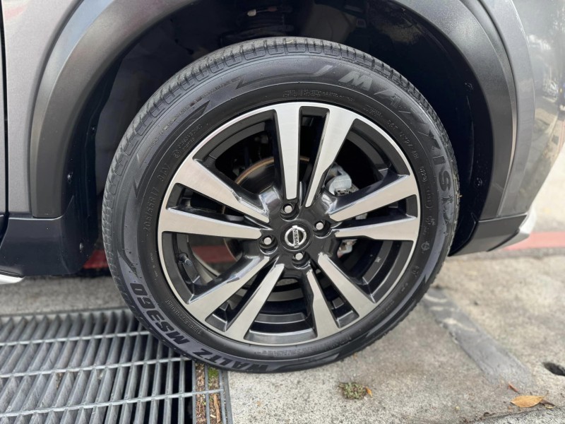 Nissan  Kicks 金鑽店~ Kicks 1.5 智行旗艦版 主要配備有 車道偏離警示 車道變換輔助 AEB自動緊急煞車 遠光燈自動控制 胎壓監控 斜坡起步輔助 循跡防滑 6安 免鑰啟動車門鎖 定速 倒車影像輔助 360度環景影像 光感應頭燈 電動摺疊後視鏡 選配前後行車記錄器 導航 Apple CarPlay 恆溫空調 粉塵過濾器 LED頭燈 車頂行李架 空力套件 等超多項配備！ | 新北市汽車商業同業公會｜TACA優良車商聯盟｜中古、二手車買車賣車公會認證保固