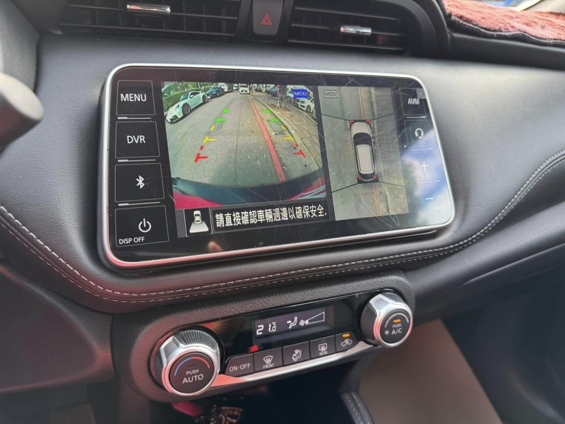 Nissan  Kicks 金鑽店~ Kicks 1.5 智行旗艦版 主要配備有 車道偏離警示 車道變換輔助 AEB自動緊急煞車 遠光燈自動控制 胎壓監控 斜坡起步輔助 循跡防滑 6安 免鑰啟動車門鎖 定速 倒車影像輔助 360度環景影像 光感應頭燈 電動摺疊後視鏡 選配前後行車記錄器 導航 Apple CarPlay 恆溫空調 粉塵過濾器 LED頭燈 車頂行李架 空力套件 等超多項配備！ | 新北市汽車商業同業公會｜TACA優良車商聯盟｜中古、二手車買車賣車公會認證保固