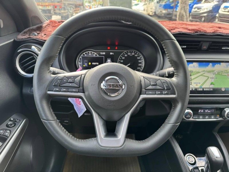 Nissan  Kicks 金鑽店~ Kicks 1.5 智行旗艦版 主要配備有 車道偏離警示 車道變換輔助 AEB自動緊急煞車 遠光燈自動控制 胎壓監控 斜坡起步輔助 循跡防滑 6安 免鑰啟動車門鎖 定速 倒車影像輔助 360度環景影像 光感應頭燈 電動摺疊後視鏡 選配前後行車記錄器 導航 Apple CarPlay 恆溫空調 粉塵過濾器 LED頭燈 車頂行李架 空力套件 等超多項配備！ | 新北市汽車商業同業公會｜TACA優良車商聯盟｜中古、二手車買車賣車公會認證保固