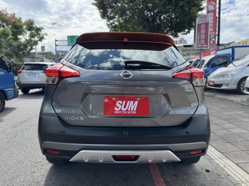 Nissan  Kicks 金鑽店~ Kicks 1.5 智行旗艦版 主要配備有 車道偏離警示 車道變換輔助 AEB自動緊急煞車 遠光燈自動控制 胎壓監控 斜坡起步輔助 循跡防滑 6安 免鑰啟動車門鎖 定速 倒車影像輔助 360度環景影像 光感應頭燈 電動摺疊後視鏡 選配前後行車記錄器 導航 Apple CarPlay 恆溫空調 粉塵過濾器 LED頭燈 車頂行李架 空力套件 等超多項配備！ | 新北市汽車商業同業公會｜TACA優良車商聯盟｜中古、二手車買車賣車公會認證保固