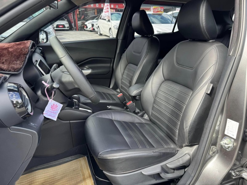 Nissan  Kicks 金鑽店~ Kicks 1.5 智行旗艦版 主要配備有 車道偏離警示 車道變換輔助 AEB自動緊急煞車 遠光燈自動控制 胎壓監控 斜坡起步輔助 循跡防滑 6安 免鑰啟動車門鎖 定速 倒車影像輔助 360度環景影像 光感應頭燈 電動摺疊後視鏡 選配前後行車記錄器 導航 Apple CarPlay 恆溫空調 粉塵過濾器 LED頭燈 車頂行李架 空力套件 等超多項配備！ | 新北市汽車商業同業公會｜TACA優良車商聯盟｜中古、二手車買車賣車公會認證保固
