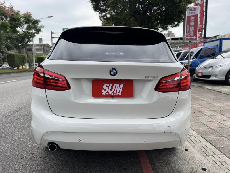BMW/ 寶馬  2 SERIES  218i 金鑽店~BMW218i 白 主要配備有 循跡防滑 斜坡起步輔助 胎壓監控 6安 免鑰啟動車門 定速 倒車影像 光感應頭燈 雨滴感應雨刷 電動折疊後視鏡 分區恆溫空調 電動尾門 自動停車 粉塵過濾器 後座出風口 LED日行燈 頭燈 尾燈 等多項配備！ | 新北市汽車商業同業公會｜TACA優良車商聯盟｜中古、二手車買車賣車公會認證保固