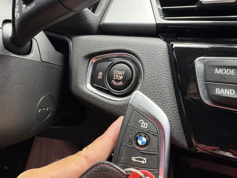 BMW/ 寶馬  2 SERIES  218i 金鑽店~BMW218i 白 主要配備有 循跡防滑 斜坡起步輔助 胎壓監控 6安 免鑰啟動車門 定速 倒車影像 光感應頭燈 雨滴感應雨刷 電動折疊後視鏡 分區恆溫空調 電動尾門 自動停車 粉塵過濾器 後座出風口 LED日行燈 頭燈 尾燈 等多項配備！ | 新北市汽車商業同業公會｜TACA優良車商聯盟｜中古、二手車買車賣車公會認證保固