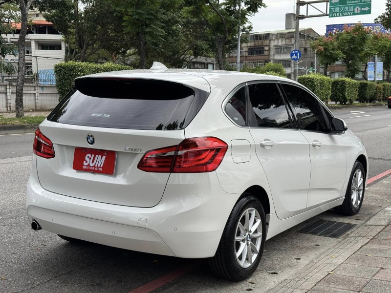 BMW/ 寶馬  2 SERIES  218i 金鑽店~BMW218i 白 主要配備有 循跡防滑 斜坡起步輔助 胎壓監控 6安 免鑰啟動車門 定速 倒車影像 光感應頭燈 雨滴感應雨刷 電動折疊後視鏡 分區恆溫空調 電動尾門 自動停車 粉塵過濾器 後座出風口 LED日行燈 頭燈 尾燈 等多項配備！ | 新北市汽車商業同業公會｜TACA優良車商聯盟｜中古、二手車買車賣車公會認證保固