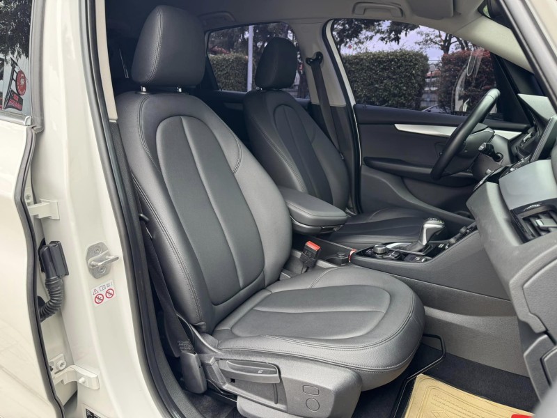 BMW/ 寶馬  2 SERIES  218i 金鑽店~BMW218i 白 主要配備有 循跡防滑 斜坡起步輔助 胎壓監控 6安 免鑰啟動車門 定速 倒車影像 光感應頭燈 雨滴感應雨刷 電動折疊後視鏡 分區恆溫空調 電動尾門 自動停車 粉塵過濾器 後座出風口 LED日行燈 頭燈 尾燈 等多項配備！ | 新北市汽車商業同業公會｜TACA優良車商聯盟｜中古、二手車買車賣車公會認證保固