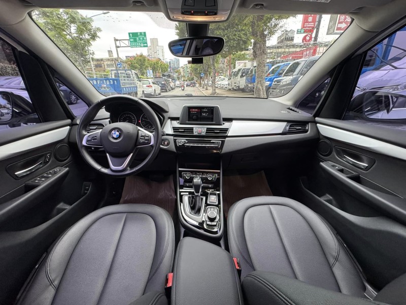 BMW/ 寶馬  2 SERIES  218i 金鑽店~BMW218i 白 主要配備有 循跡防滑 斜坡起步輔助 胎壓監控 6安 免鑰啟動車門 定速 倒車影像 光感應頭燈 雨滴感應雨刷 電動折疊後視鏡 分區恆溫空調 電動尾門 自動停車 粉塵過濾器 後座出風口 LED日行燈 頭燈 尾燈 等多項配備！ | 新北市汽車商業同業公會｜TACA優良車商聯盟｜中古、二手車買車賣車公會認證保固