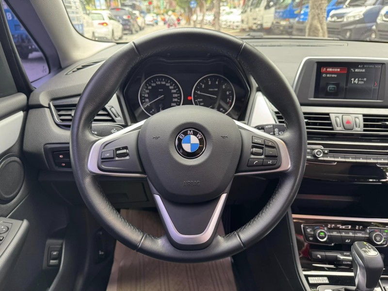 BMW/ 寶馬  2 SERIES  218i 金鑽店~BMW218i 白 主要配備有 循跡防滑 斜坡起步輔助 胎壓監控 6安 免鑰啟動車門 定速 倒車影像 光感應頭燈 雨滴感應雨刷 電動折疊後視鏡 分區恆溫空調 電動尾門 自動停車 粉塵過濾器 後座出風口 LED日行燈 頭燈 尾燈 等多項配備！ | 新北市汽車商業同業公會｜TACA優良車商聯盟｜中古、二手車買車賣車公會認證保固