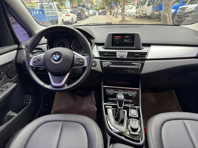 BMW/ 寶馬  2 SERIES  218i 金鑽店~BMW218i 白 主要配備有 循跡防滑 斜坡起步輔助 胎壓監控 6安 免鑰啟動車門 定速 倒車影像 光感應頭燈 雨滴感應雨刷 電動折疊後視鏡 分區恆溫空調 電動尾門 自動停車 粉塵過濾器 後座出風口 LED日行燈 頭燈 尾燈 等多項配備！ | 新北市汽車商業同業公會｜TACA優良車商聯盟｜中古、二手車買車賣車公會認證保固