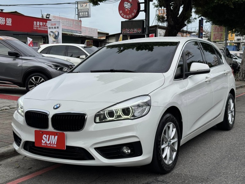 BMW/ 寶馬  2 SERIES  218i 金鑽店~BMW218i 白 主要配備有 循跡防滑 斜坡起步輔助 胎壓監控 6安 免鑰啟動車門 定速 倒車影像 光感應頭燈 雨滴感應雨刷 電動折疊後視鏡 分區恆溫空調 電動尾門 自動停車 粉塵過濾器 後座出風口 LED日行燈 頭燈 尾燈 等多項配備！ | 新北市汽車商業同業公會｜TACA優良車商聯盟｜中古、二手車買車賣車公會認證保固