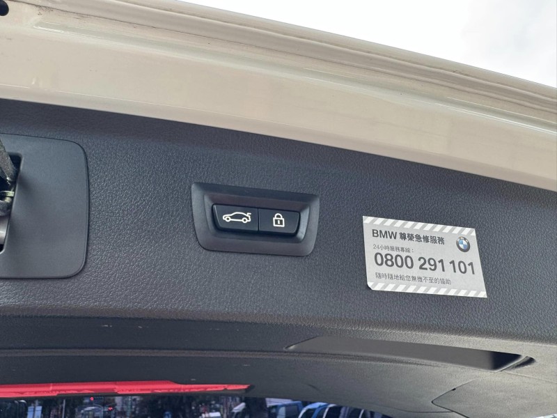 BMW/ 寶馬  2 SERIES  218i 金鑽店~BMW218i 白 主要配備有 循跡防滑 斜坡起步輔助 胎壓監控 6安 免鑰啟動車門 定速 倒車影像 光感應頭燈 雨滴感應雨刷 電動折疊後視鏡 分區恆溫空調 電動尾門 自動停車 粉塵過濾器 後座出風口 LED日行燈 頭燈 尾燈 等多項配備！ | 新北市汽車商業同業公會｜TACA優良車商聯盟｜中古、二手車買車賣車公會認證保固