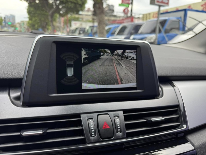 BMW/ 寶馬  2 SERIES  218i 金鑽店~BMW218i 白 主要配備有 循跡防滑 斜坡起步輔助 胎壓監控 6安 免鑰啟動車門 定速 倒車影像 光感應頭燈 雨滴感應雨刷 電動折疊後視鏡 分區恆溫空調 電動尾門 自動停車 粉塵過濾器 後座出風口 LED日行燈 頭燈 尾燈 等多項配備！ | 新北市汽車商業同業公會｜TACA優良車商聯盟｜中古、二手車買車賣車公會認證保固