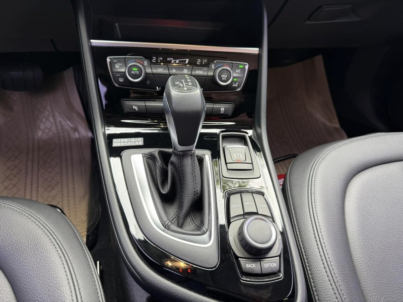 BMW/ 寶馬  2 SERIES  218i 金鑽店~BMW218i 白 主要配備有 循跡防滑 斜坡起步輔助 胎壓監控 6安 免鑰啟動車門 定速 倒車影像 光感應頭燈 雨滴感應雨刷 電動折疊後視鏡 分區恆溫空調 電動尾門 自動停車 粉塵過濾器 後座出風口 LED日行燈 頭燈 尾燈 等多項配備！ | 新北市汽車商業同業公會｜TACA優良車商聯盟｜中古、二手車買車賣車公會認證保固