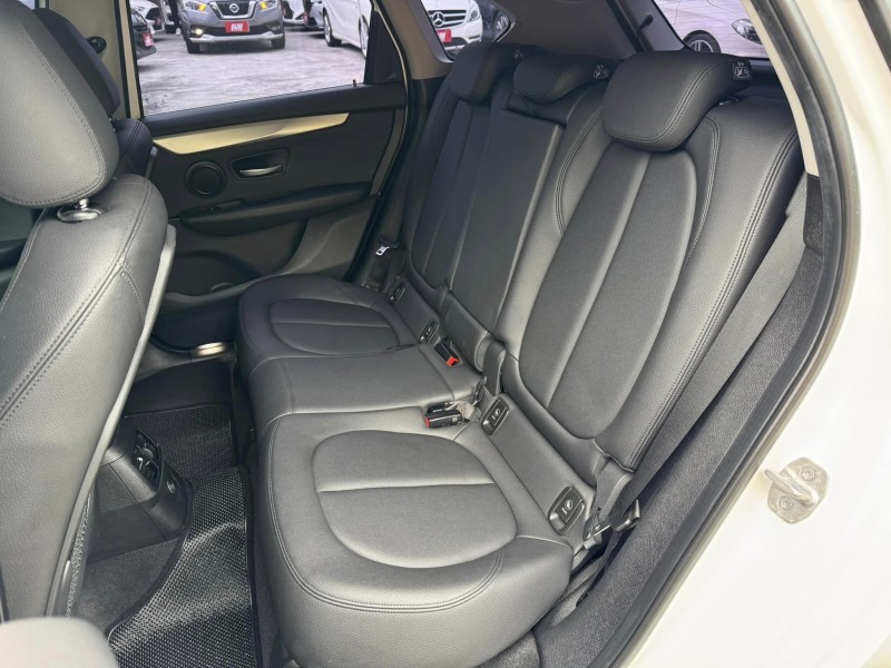BMW/ 寶馬  2 SERIES  218i 金鑽店~BMW218i 白 主要配備有 循跡防滑 斜坡起步輔助 胎壓監控 6安 免鑰啟動車門 定速 倒車影像 光感應頭燈 雨滴感應雨刷 電動折疊後視鏡 分區恆溫空調 電動尾門 自動停車 粉塵過濾器 後座出風口 LED日行燈 頭燈 尾燈 等多項配備！ | 新北市汽車商業同業公會｜TACA優良車商聯盟｜中古、二手車買車賣車公會認證保固