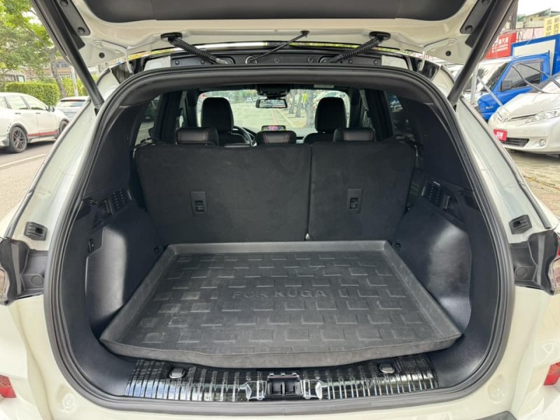 Ford/福特  Kuga 金鑽店~Kuga  ST-Line AWD 2.0 新車價120幾萬 6大系統 原廠保固中 里程保證只跑3萬多公里！主要配備有，ACC主動跟車 車道維持輔助 車道變換輔助 車道偏離警示 循跡防滑 斜坡起步輔助 AEB自動緊急煞車 7安 遠光燈自動控制 胎壓監控 免鑰啟動車門鎖 定速 360度環景影像 雨滴感應雨刷 光感應頭燈 全景天窗 電動尾門 HUD抬頭顯示器 電動摺疊後視鏡 導航 換檔撥片 分區恆溫空調 粉塵過濾器 電動座椅 後座出風口 雙前座跑車座椅 LED頭燈 尾燈 日行燈 主動轉向燈 空力套件  | 新北市汽車商業同業公會｜TACA優良車商聯盟｜中古、二手車買車賣車公會認證保固