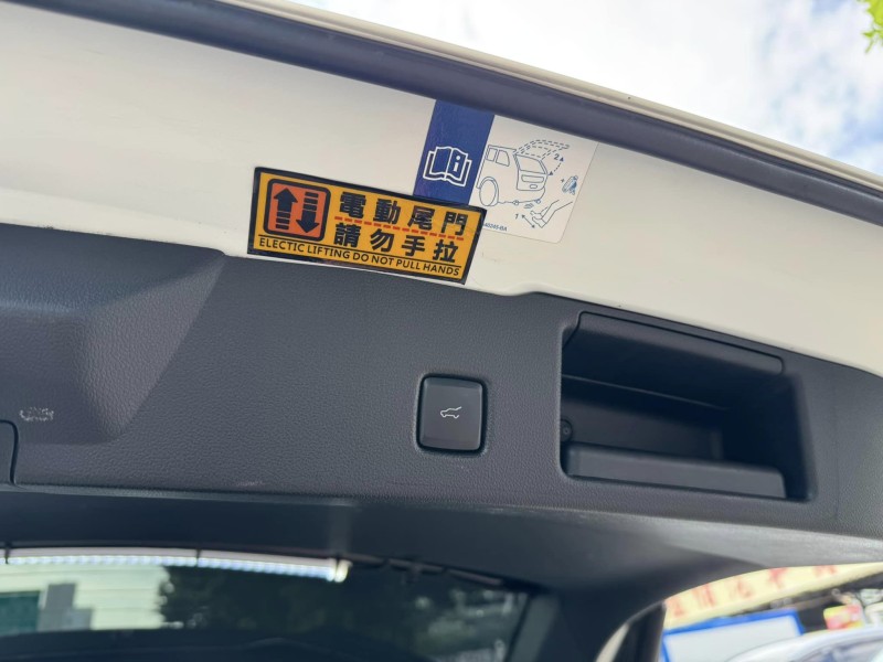Ford/福特  Kuga 金鑽店~Kuga  ST-Line AWD 2.0 新車價120幾萬 6大系統 原廠保固中 里程保證只跑3萬多公里！主要配備有，ACC主動跟車 車道維持輔助 車道變換輔助 車道偏離警示 循跡防滑 斜坡起步輔助 AEB自動緊急煞車 7安 遠光燈自動控制 胎壓監控 免鑰啟動車門鎖 定速 360度環景影像 雨滴感應雨刷 光感應頭燈 全景天窗 電動尾門 HUD抬頭顯示器 電動摺疊後視鏡 導航 換檔撥片 分區恆溫空調 粉塵過濾器 電動座椅 後座出風口 雙前座跑車座椅 LED頭燈 尾燈 日行燈 主動轉向燈 空力套件  | 新北市汽車商業同業公會｜TACA優良車商聯盟｜中古、二手車買車賣車公會認證保固
