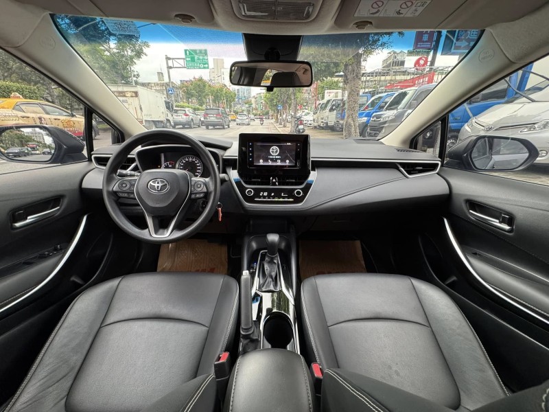 Toyota  Altis 金鑽店~ALTIS 1.8 灰 主要配備有 ACC主動跟車系統 車道偏離警示 車道維持輔助 斜坡起步輔助 AEB自動緊急煞車 遠光燈自動控制 胎壓監控 循跡防滑 9安 定速 光感應頭燈 電動折疊後視鏡 恆溫空調 粉塵過濾器 後座出風口 LED日行燈 尾燈 等多項配備！ | 新北市汽車商業同業公會｜TACA優良車商聯盟｜中古、二手車買車賣車公會認證保固