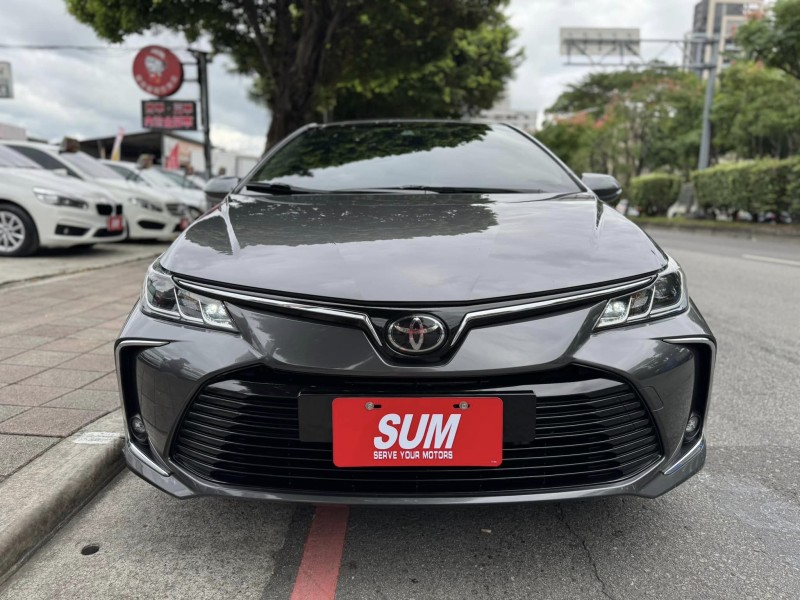 Toyota  Altis 金鑽店~ALTIS 1.8 灰 主要配備有 ACC主動跟車系統 車道偏離警示 車道維持輔助 斜坡起步輔助 AEB自動緊急煞車 遠光燈自動控制 胎壓監控 循跡防滑 9安 定速 光感應頭燈 電動折疊後視鏡 恆溫空調 粉塵過濾器 後座出風口 LED日行燈 尾燈 等多項配備！ | 新北市汽車商業同業公會｜TACA優良車商聯盟｜中古、二手車買車賣車公會認證保固