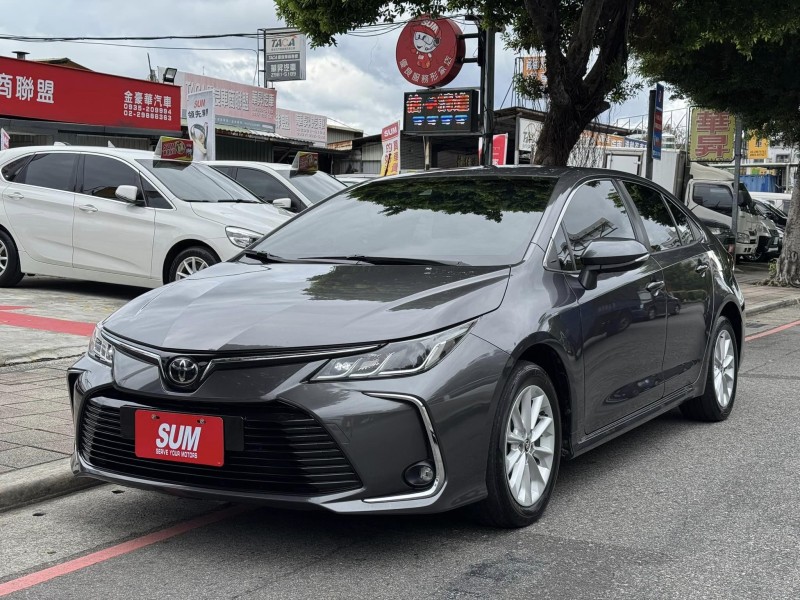 Toyota  Altis 金鑽店~ALTIS 1.8 灰 主要配備有 ACC主動跟車系統 車道偏離警示 車道維持輔助 斜坡起步輔助 AEB自動緊急煞車 遠光燈自動控制 胎壓監控 循跡防滑 9安 定速 光感應頭燈 電動折疊後視鏡 恆溫空調 粉塵過濾器 後座出風口 LED日行燈 尾燈 等多項配備！ | 新北市汽車商業同業公會｜TACA優良車商聯盟｜中古、二手車買車賣車公會認證保固