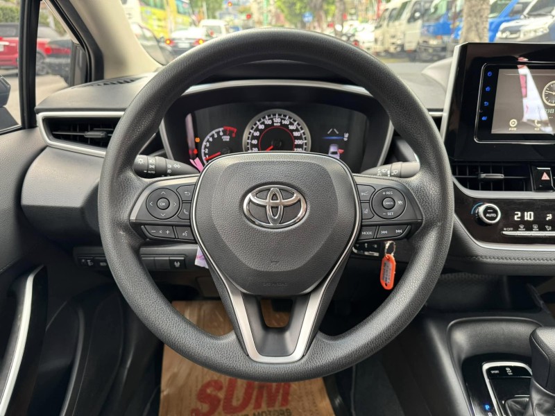 Toyota  Altis 金鑽店~ALTIS 1.8 灰 主要配備有 ACC主動跟車系統 車道偏離警示 車道維持輔助 斜坡起步輔助 AEB自動緊急煞車 遠光燈自動控制 胎壓監控 循跡防滑 9安 定速 光感應頭燈 電動折疊後視鏡 恆溫空調 粉塵過濾器 後座出風口 LED日行燈 尾燈 等多項配備！ | 新北市汽車商業同業公會｜TACA優良車商聯盟｜中古、二手車買車賣車公會認證保固