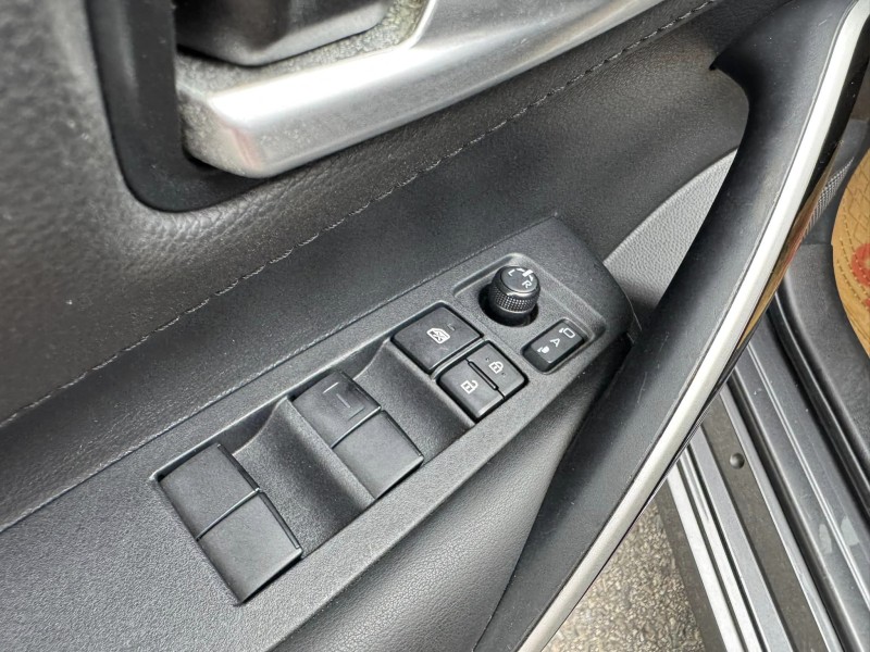 Toyota  Altis 金鑽店~ALTIS 1.8 灰 主要配備有 ACC主動跟車系統 車道偏離警示 車道維持輔助 斜坡起步輔助 AEB自動緊急煞車 遠光燈自動控制 胎壓監控 循跡防滑 9安 定速 光感應頭燈 電動折疊後視鏡 恆溫空調 粉塵過濾器 後座出風口 LED日行燈 尾燈 等多項配備！ | 新北市汽車商業同業公會｜TACA優良車商聯盟｜中古、二手車買車賣車公會認證保固