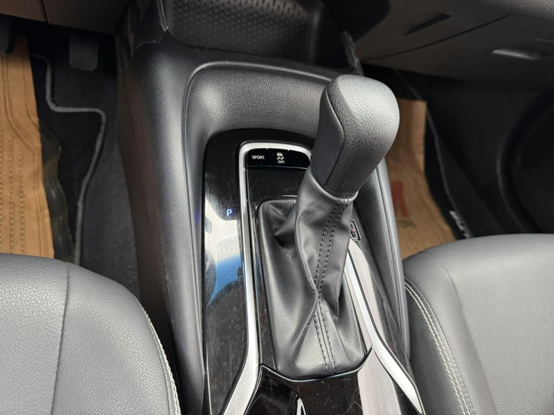 Toyota  Altis 金鑽店~ALTIS 1.8 灰 主要配備有 ACC主動跟車系統 車道偏離警示 車道維持輔助 斜坡起步輔助 AEB自動緊急煞車 遠光燈自動控制 胎壓監控 循跡防滑 9安 定速 光感應頭燈 電動折疊後視鏡 恆溫空調 粉塵過濾器 後座出風口 LED日行燈 尾燈 等多項配備！ | 新北市汽車商業同業公會｜TACA優良車商聯盟｜中古、二手車買車賣車公會認證保固