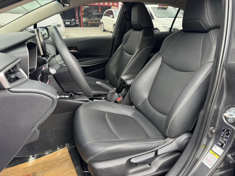 Toyota  Altis 金鑽店~ALTIS 1.8 灰 主要配備有 ACC主動跟車系統 車道偏離警示 車道維持輔助 斜坡起步輔助 AEB自動緊急煞車 遠光燈自動控制 胎壓監控 循跡防滑 9安 定速 光感應頭燈 電動折疊後視鏡 恆溫空調 粉塵過濾器 後座出風口 LED日行燈 尾燈 等多項配備！ | 新北市汽車商業同業公會｜TACA優良車商聯盟｜中古、二手車買車賣車公會認證保固