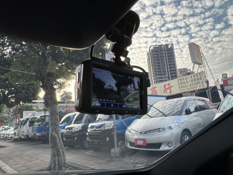 Mercedes-Benz/賓士   C-CLASS  C250 金鑽店~賓士旗艦小改款C250AMG 只跑6萬多公里 主要配備有，選配全景天窗 大螢幕 導航 無線Apple CarPlay ￼倒車影像 9安 遠光燈自動控制 胎壓監控 AEB自動緊急煞車 車道變換輔助 主動安全預防系統 循跡防滑 定速 自動停車系統 雨滴感應雨刷 光感應頭燈 電動摺疊後視鏡 換檔撥片 分區恆溫空調 雙電動記憶座椅 粉塵過濾器 後座出風口 空力套件 LED日行燈 頭燈 尾燈 主動轉向頭燈 等多項配備！ | 新北市汽車商業同業公會｜TACA優良車商聯盟｜中古、二手車買車賣車公會認證保固