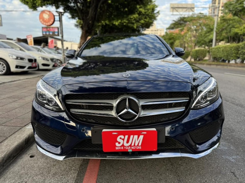 Mercedes-Benz/賓士   C-CLASS  C250 金鑽店~賓士旗艦小改款C250AMG 只跑6萬多公里 主要配備有，選配全景天窗 大螢幕 導航 無線Apple CarPlay ￼倒車影像 9安 遠光燈自動控制 胎壓監控 AEB自動緊急煞車 車道變換輔助 主動安全預防系統 循跡防滑 定速 自動停車系統 雨滴感應雨刷 光感應頭燈 電動摺疊後視鏡 換檔撥片 分區恆溫空調 雙電動記憶座椅 粉塵過濾器 後座出風口 空力套件 LED日行燈 頭燈 尾燈 主動轉向頭燈 等多項配備！ | 新北市汽車商業同業公會｜TACA優良車商聯盟｜中古、二手車買車賣車公會認證保固
