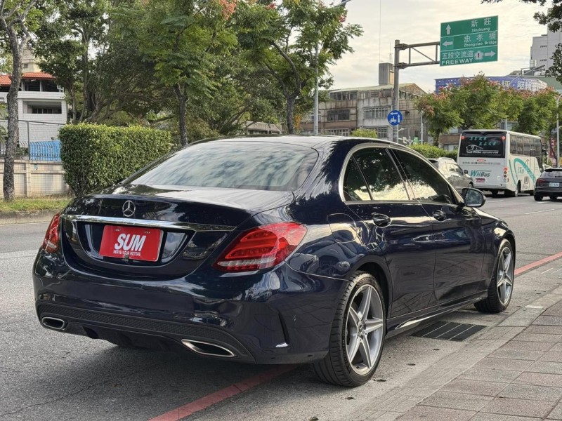 Mercedes-Benz/賓士   C-CLASS  C250 金鑽店~賓士旗艦小改款C250AMG 只跑6萬多公里 主要配備有，選配全景天窗 大螢幕 導航 無線Apple CarPlay ￼倒車影像 9安 遠光燈自動控制 胎壓監控 AEB自動緊急煞車 車道變換輔助 主動安全預防系統 循跡防滑 定速 自動停車系統 雨滴感應雨刷 光感應頭燈 電動摺疊後視鏡 換檔撥片 分區恆溫空調 雙電動記憶座椅 粉塵過濾器 後座出風口 空力套件 LED日行燈 頭燈 尾燈 主動轉向頭燈 等多項配備！ | 新北市汽車商業同業公會｜TACA優良車商聯盟｜中古、二手車買車賣車公會認證保固