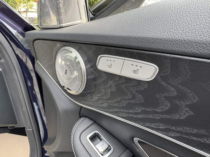 Mercedes-Benz/賓士   C-CLASS  C250 金鑽店~賓士旗艦小改款C250AMG 只跑6萬多公里 主要配備有，選配全景天窗 大螢幕 導航 無線Apple CarPlay ￼倒車影像 9安 遠光燈自動控制 胎壓監控 AEB自動緊急煞車 車道變換輔助 主動安全預防系統 循跡防滑 定速 自動停車系統 雨滴感應雨刷 光感應頭燈 電動摺疊後視鏡 換檔撥片 分區恆溫空調 雙電動記憶座椅 粉塵過濾器 後座出風口 空力套件 LED日行燈 頭燈 尾燈 主動轉向頭燈 等多項配備！ | 新北市汽車商業同業公會｜TACA優良車商聯盟｜中古、二手車買車賣車公會認證保固