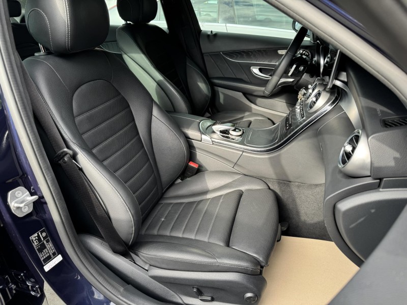 Mercedes-Benz/賓士   C-CLASS  C250 金鑽店~賓士旗艦小改款C250AMG 只跑6萬多公里 主要配備有，選配全景天窗 大螢幕 導航 無線Apple CarPlay ￼倒車影像 9安 遠光燈自動控制 胎壓監控 AEB自動緊急煞車 車道變換輔助 主動安全預防系統 循跡防滑 定速 自動停車系統 雨滴感應雨刷 光感應頭燈 電動摺疊後視鏡 換檔撥片 分區恆溫空調 雙電動記憶座椅 粉塵過濾器 後座出風口 空力套件 LED日行燈 頭燈 尾燈 主動轉向頭燈 等多項配備！ | 新北市汽車商業同業公會｜TACA優良車商聯盟｜中古、二手車買車賣車公會認證保固