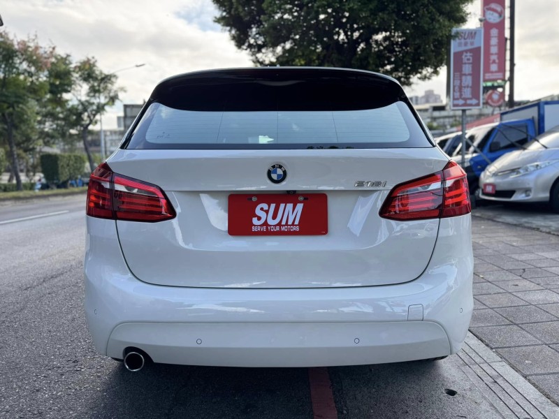 BMW/ 寶馬  2 SERIES  218i 金鑽店~BMW218i 白 主要配備有 循跡防滑 斜坡起步輔助 胎壓監控 6安 免鑰啟動車門 定速 倒車影像 光感應頭燈 雨滴感應雨刷 電動折疊後視鏡 分區恆溫空調 電動座椅 車道偏離警示 自動緊急煞車 自動停車 粉塵過濾器 後座出風口 LED日行燈 頭燈 尾燈 等多項配備！ | 新北市汽車商業同業公會｜TACA優良車商聯盟｜中古、二手車買車賣車公會認證保固