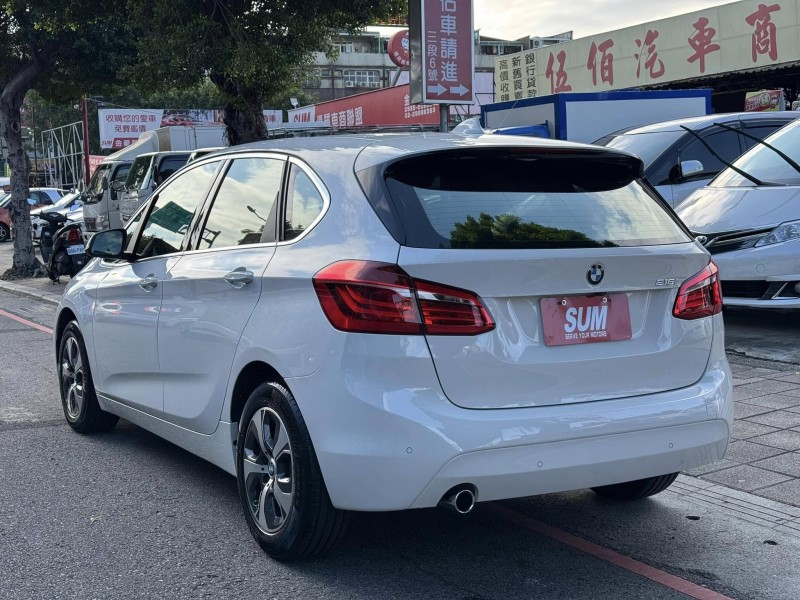 BMW/ 寶馬  2 SERIES  218i 金鑽店~BMW218i 白 主要配備有 循跡防滑 斜坡起步輔助 胎壓監控 6安 免鑰啟動車門 定速 倒車影像 光感應頭燈 雨滴感應雨刷 電動折疊後視鏡 分區恆溫空調 電動座椅 車道偏離警示 自動緊急煞車 自動停車 粉塵過濾器 後座出風口 LED日行燈 頭燈 尾燈 等多項配備！ | 新北市汽車商業同業公會｜TACA優良車商聯盟｜中古、二手車買車賣車公會認證保固