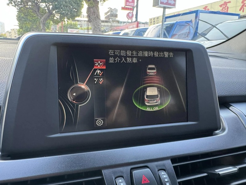 BMW/ 寶馬  2 SERIES  218i 金鑽店~BMW218i 白 主要配備有 循跡防滑 斜坡起步輔助 胎壓監控 6安 免鑰啟動車門 定速 倒車影像 光感應頭燈 雨滴感應雨刷 電動折疊後視鏡 分區恆溫空調 電動座椅 車道偏離警示 自動緊急煞車 自動停車 粉塵過濾器 後座出風口 LED日行燈 頭燈 尾燈 等多項配備！ | 新北市汽車商業同業公會｜TACA優良車商聯盟｜中古、二手車買車賣車公會認證保固