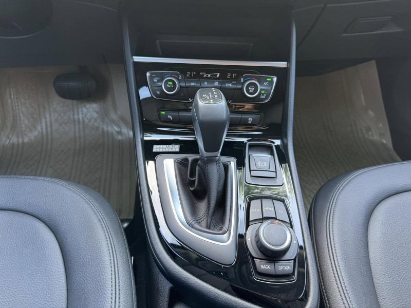 BMW/ 寶馬  2 SERIES  218i 金鑽店~BMW218i 白 主要配備有 循跡防滑 斜坡起步輔助 胎壓監控 6安 免鑰啟動車門 定速 倒車影像 光感應頭燈 雨滴感應雨刷 電動折疊後視鏡 分區恆溫空調 電動座椅 車道偏離警示 自動緊急煞車 自動停車 粉塵過濾器 後座出風口 LED日行燈 頭燈 尾燈 等多項配備！ | 新北市汽車商業同業公會｜TACA優良車商聯盟｜中古、二手車買車賣車公會認證保固