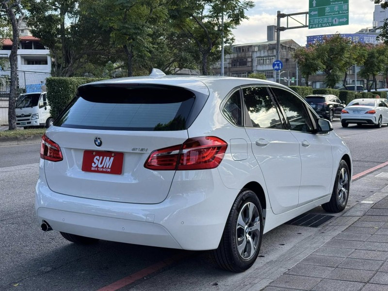 BMW/ 寶馬  2 SERIES  218i 金鑽店~BMW218i 白 主要配備有 循跡防滑 斜坡起步輔助 胎壓監控 6安 免鑰啟動車門 定速 倒車影像 光感應頭燈 雨滴感應雨刷 電動折疊後視鏡 分區恆溫空調 電動座椅 車道偏離警示 自動緊急煞車 自動停車 粉塵過濾器 後座出風口 LED日行燈 頭燈 尾燈 等多項配備！ | 新北市汽車商業同業公會｜TACA優良車商聯盟｜中古、二手車買車賣車公會認證保固