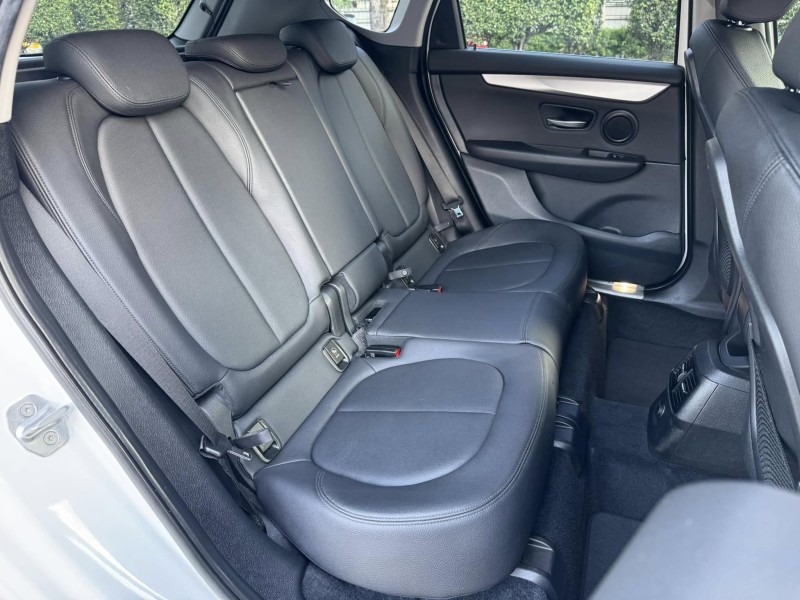 BMW/ 寶馬  2 SERIES  218i 金鑽店~BMW218i 白 主要配備有 循跡防滑 斜坡起步輔助 胎壓監控 6安 免鑰啟動車門 定速 倒車影像 光感應頭燈 雨滴感應雨刷 電動折疊後視鏡 分區恆溫空調 電動座椅 車道偏離警示 自動緊急煞車 自動停車 粉塵過濾器 後座出風口 LED日行燈 頭燈 尾燈 等多項配備！ | 新北市汽車商業同業公會｜TACA優良車商聯盟｜中古、二手車買車賣車公會認證保固