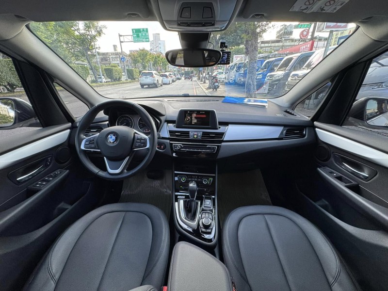 BMW/ 寶馬  2 SERIES  218i 金鑽店~BMW218i 白 主要配備有 循跡防滑 斜坡起步輔助 胎壓監控 6安 免鑰啟動車門 定速 倒車影像 光感應頭燈 雨滴感應雨刷 電動折疊後視鏡 分區恆溫空調 電動座椅 車道偏離警示 自動緊急煞車 自動停車 粉塵過濾器 後座出風口 LED日行燈 頭燈 尾燈 等多項配備！ | 新北市汽車商業同業公會｜TACA優良車商聯盟｜中古、二手車買車賣車公會認證保固