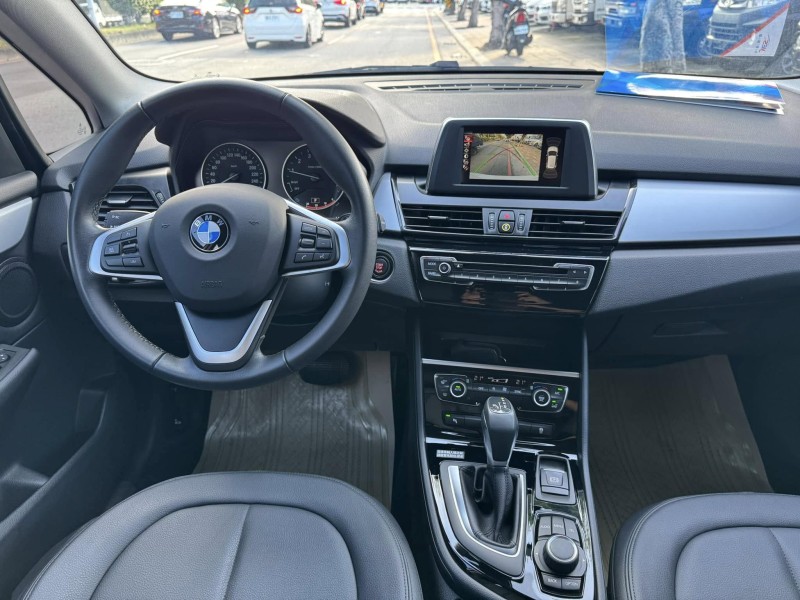 BMW/ 寶馬  2 SERIES  218i 金鑽店~BMW218i 白 主要配備有 循跡防滑 斜坡起步輔助 胎壓監控 6安 免鑰啟動車門 定速 倒車影像 光感應頭燈 雨滴感應雨刷 電動折疊後視鏡 分區恆溫空調 電動座椅 車道偏離警示 自動緊急煞車 自動停車 粉塵過濾器 後座出風口 LED日行燈 頭燈 尾燈 等多項配備！ | 新北市汽車商業同業公會｜TACA優良車商聯盟｜中古、二手車買車賣車公會認證保固