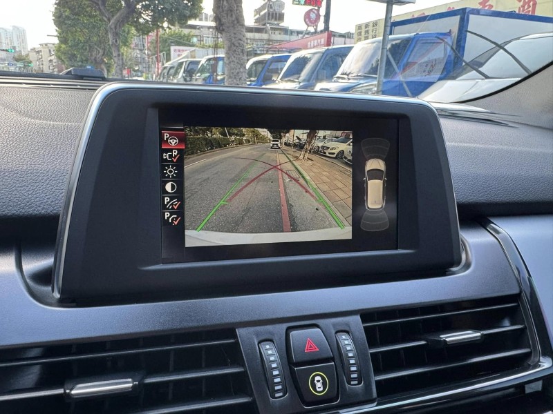 BMW/ 寶馬  2 SERIES  218i 金鑽店~BMW218i 白 主要配備有 循跡防滑 斜坡起步輔助 胎壓監控 6安 免鑰啟動車門 定速 倒車影像 光感應頭燈 雨滴感應雨刷 電動折疊後視鏡 分區恆溫空調 電動座椅 車道偏離警示 自動緊急煞車 自動停車 粉塵過濾器 後座出風口 LED日行燈 頭燈 尾燈 等多項配備！ | 新北市汽車商業同業公會｜TACA優良車商聯盟｜中古、二手車買車賣車公會認證保固