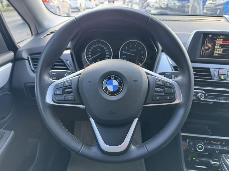 BMW/ 寶馬  2 SERIES  218i 金鑽店~BMW218i 白 主要配備有 循跡防滑 斜坡起步輔助 胎壓監控 6安 免鑰啟動車門 定速 倒車影像 光感應頭燈 雨滴感應雨刷 電動折疊後視鏡 分區恆溫空調 電動座椅 車道偏離警示 自動緊急煞車 自動停車 粉塵過濾器 後座出風口 LED日行燈 頭燈 尾燈 等多項配備！ | 新北市汽車商業同業公會｜TACA優良車商聯盟｜中古、二手車買車賣車公會認證保固