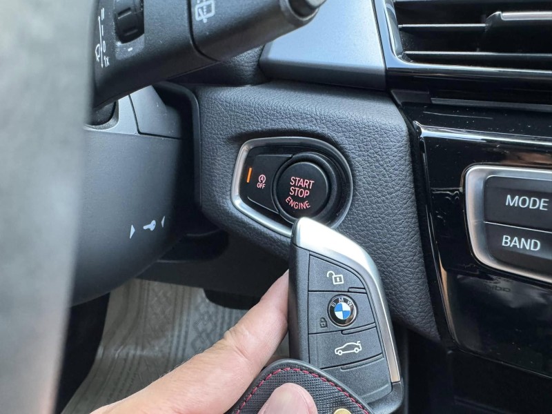 BMW/ 寶馬  2 SERIES  218i 金鑽店~BMW218i 白 主要配備有 循跡防滑 斜坡起步輔助 胎壓監控 6安 免鑰啟動車門 定速 倒車影像 光感應頭燈 雨滴感應雨刷 電動折疊後視鏡 分區恆溫空調 電動座椅 車道偏離警示 自動緊急煞車 自動停車 粉塵過濾器 後座出風口 LED日行燈 頭燈 尾燈 等多項配備！ | 新北市汽車商業同業公會｜TACA優良車商聯盟｜中古、二手車買車賣車公會認證保固