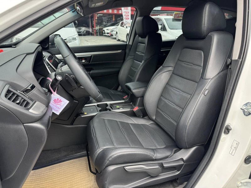 Honda  CR-V 金鑽店~2021年CR-V 1.5 VTi-S 白 里程保證 ACC主動跟車全速域 車道維持 變換 偏離 輔助系統 AEB自動煞停 遠光燈自動控制 斜坡起步輔助 循跡防滑 8安 電動尾門 胎壓監控 免鑰啟動車門鎖 定速 倒車影像 導航 多功能影音 右側影像無死角 後座出風口 LED頭燈 日行燈 尾燈 等多項配備！ | 新北市汽車商業同業公會｜TACA優良車商聯盟｜中古、二手車買車賣車公會認證保固