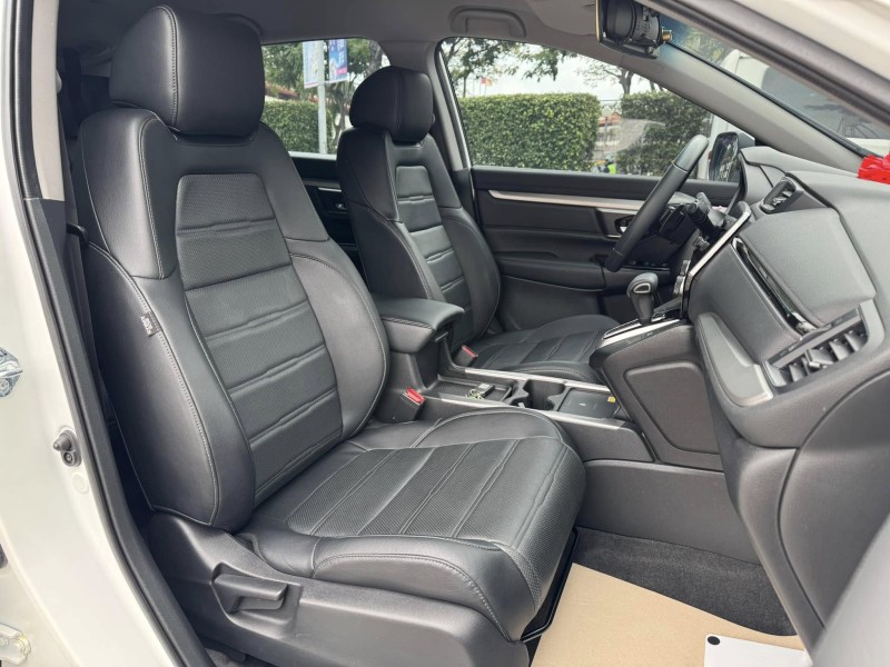 Honda  CR-V 金鑽店~2021年CR-V 1.5 VTi-S 白 里程保證 ACC主動跟車全速域 車道維持 變換 偏離 輔助系統 AEB自動煞停 遠光燈自動控制 斜坡起步輔助 循跡防滑 8安 電動尾門 胎壓監控 免鑰啟動車門鎖 定速 倒車影像 導航 多功能影音 右側影像無死角 後座出風口 LED頭燈 日行燈 尾燈 等多項配備！ | 新北市汽車商業同業公會｜TACA優良車商聯盟｜中古、二手車買車賣車公會認證保固