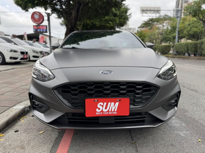 Ford/福特  Focus 金鑽店~Focus ST-Line 賽道版 ACC主動跟車系統 車道維持輔助 車道變換輔助 車道偏離警示 斜坡起步輔助 循跡防滑 8安 AEB自動煞車 遠光燈自動控制 胎壓監控 免鑰啟動車門鎖 定速 光感應頭燈 雨滴感應雨刷 導航 倒車影像 Apple CarPlay  電動摺疊後視鏡 HUD抬頭顯示器 分區恆溫空調 換檔撥片 粉塵過濾器 雙前座跑車座椅 ￼￼電動椅 後座出風口 LED日行燈 頭燈 尾燈 空力套件 全車貼膜 幾乎是滿配！ | 新北市汽車商業同業公會｜TACA優良車商聯盟｜中古、二手車買車賣車公會認證保固
