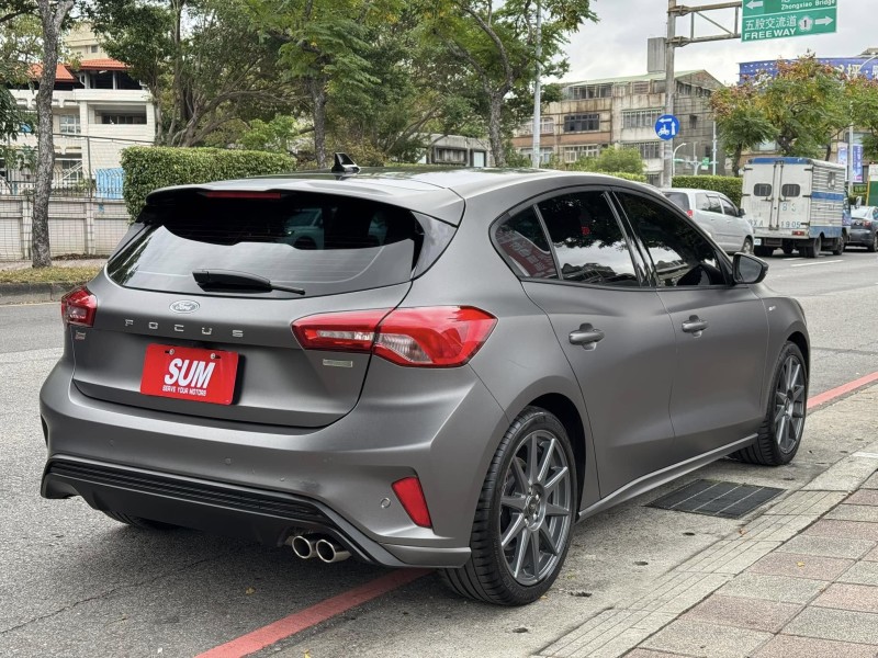 Ford/福特  Focus 金鑽店~Focus ST-Line 賽道版 ACC主動跟車系統 車道維持輔助 車道變換輔助 車道偏離警示 斜坡起步輔助 循跡防滑 8安 AEB自動煞車 遠光燈自動控制 胎壓監控 免鑰啟動車門鎖 定速 光感應頭燈 雨滴感應雨刷 導航 倒車影像 Apple CarPlay  電動摺疊後視鏡 HUD抬頭顯示器 分區恆溫空調 換檔撥片 粉塵過濾器 雙前座跑車座椅 ￼￼電動椅 後座出風口 LED日行燈 頭燈 尾燈 空力套件 全車貼膜 幾乎是滿配！ | 新北市汽車商業同業公會｜TACA優良車商聯盟｜中古、二手車買車賣車公會認證保固