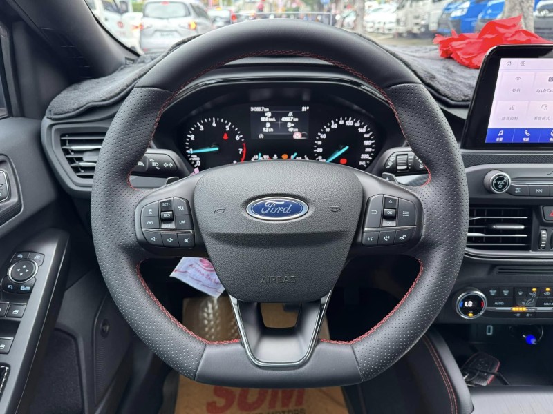 Ford/福特  Focus 金鑽店~Focus ST-Line 賽道版 ACC主動跟車系統 車道維持輔助 車道變換輔助 車道偏離警示 斜坡起步輔助 循跡防滑 8安 AEB自動煞車 遠光燈自動控制 胎壓監控 免鑰啟動車門鎖 定速 光感應頭燈 雨滴感應雨刷 導航 倒車影像 Apple CarPlay  電動摺疊後視鏡 HUD抬頭顯示器 分區恆溫空調 換檔撥片 粉塵過濾器 雙前座跑車座椅 ￼￼電動椅 後座出風口 LED日行燈 頭燈 尾燈 空力套件 全車貼膜 幾乎是滿配！ | 新北市汽車商業同業公會｜TACA優良車商聯盟｜中古、二手車買車賣車公會認證保固